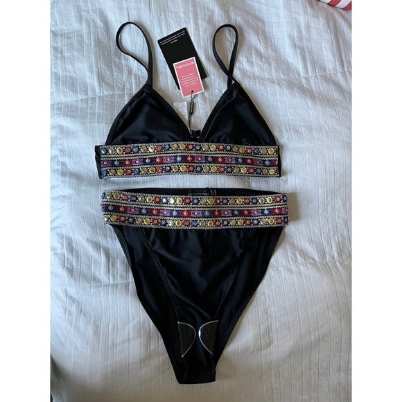 Bikini - Picture 1 of 2